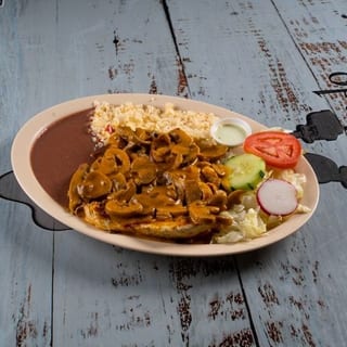 Pechuga En Salsa De Hongo/Grilled Chicken In Mushroom Sauce