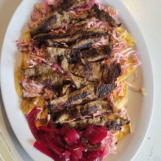 Grilled beef with banana chips - Carne asada con tajadas
