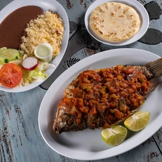 Fried tilapia in tomato sauce - Mojarra entomatada